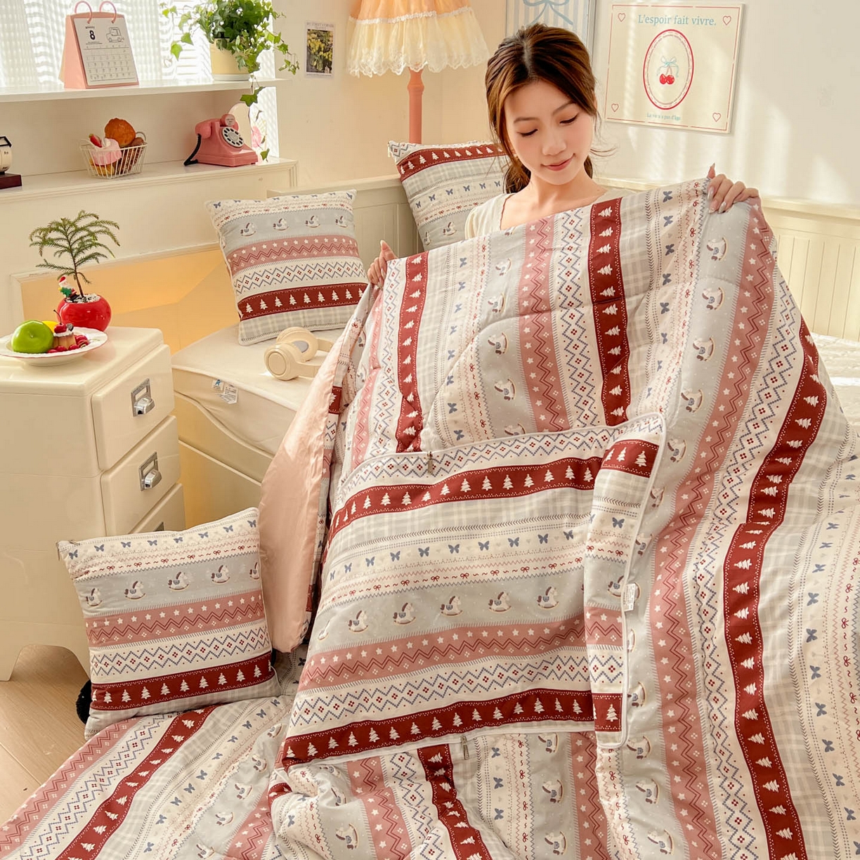 91家纺网 家纺一手货源 找家纺 番茄+ 2026新款全棉纯棉13070小清新卡通全棉系列抱枕被 费尔岛-旋转小马