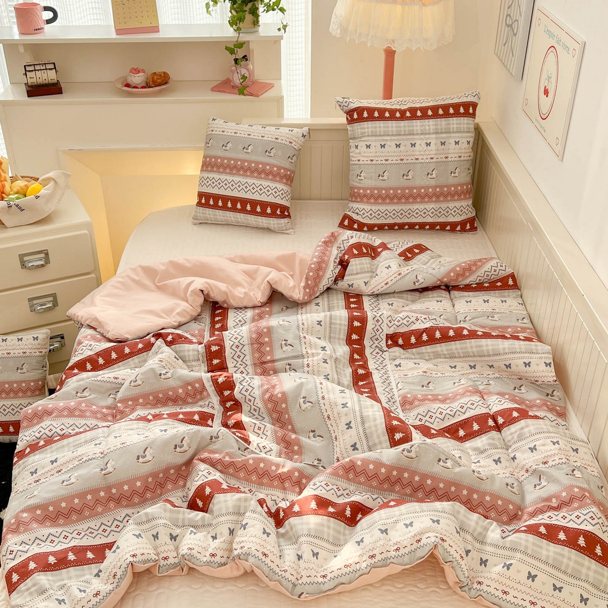 91家纺网 家纺一手货源 找家纺 番茄+ 2026新款全棉纯棉13070小清新卡通全棉系列抱枕被 费尔岛-旋转小马