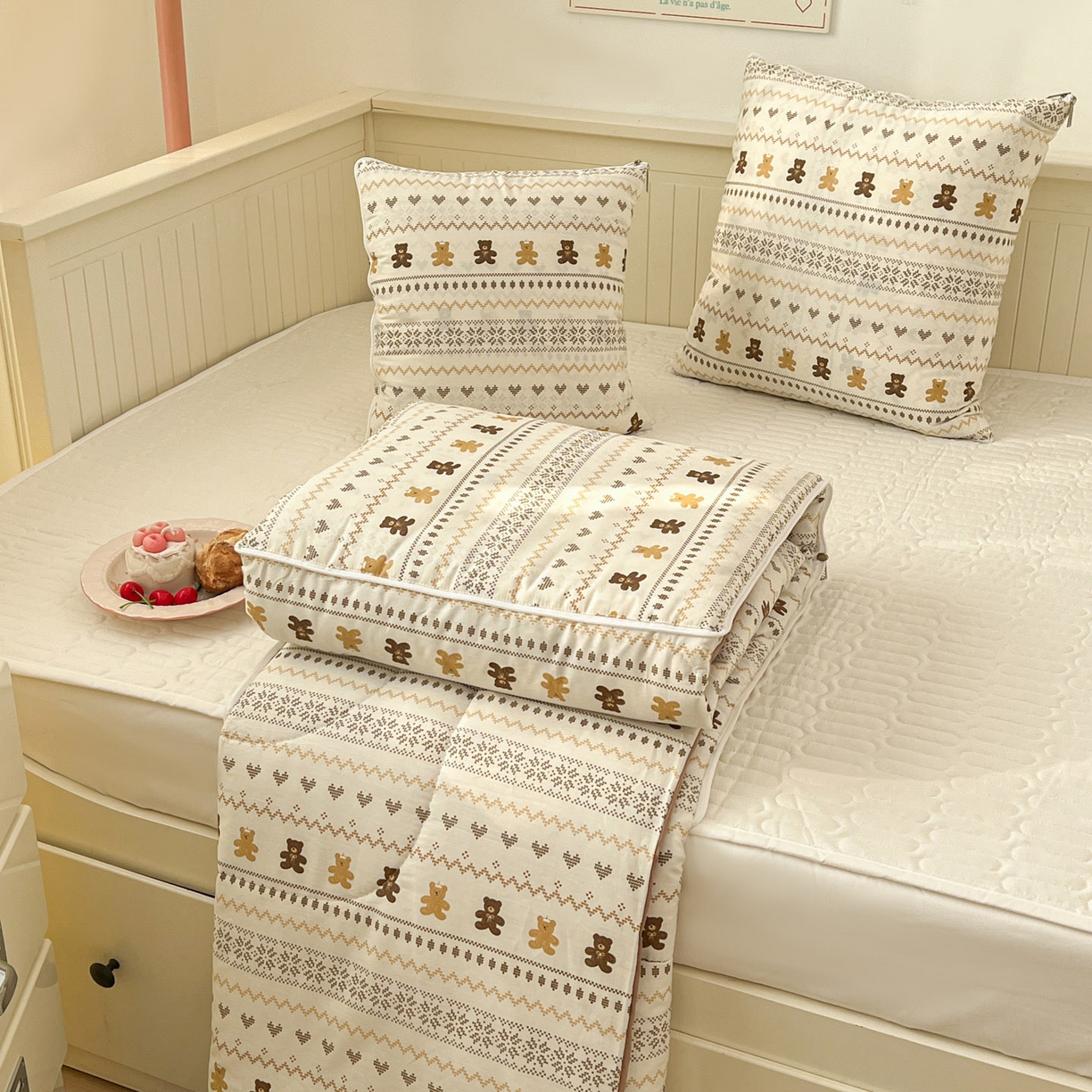 91家纺网 家纺一手货源 找家纺 番茄+ 2026新款全棉纯棉13070小清新卡通全棉系列抱枕被 费尔岛-焦糖小熊