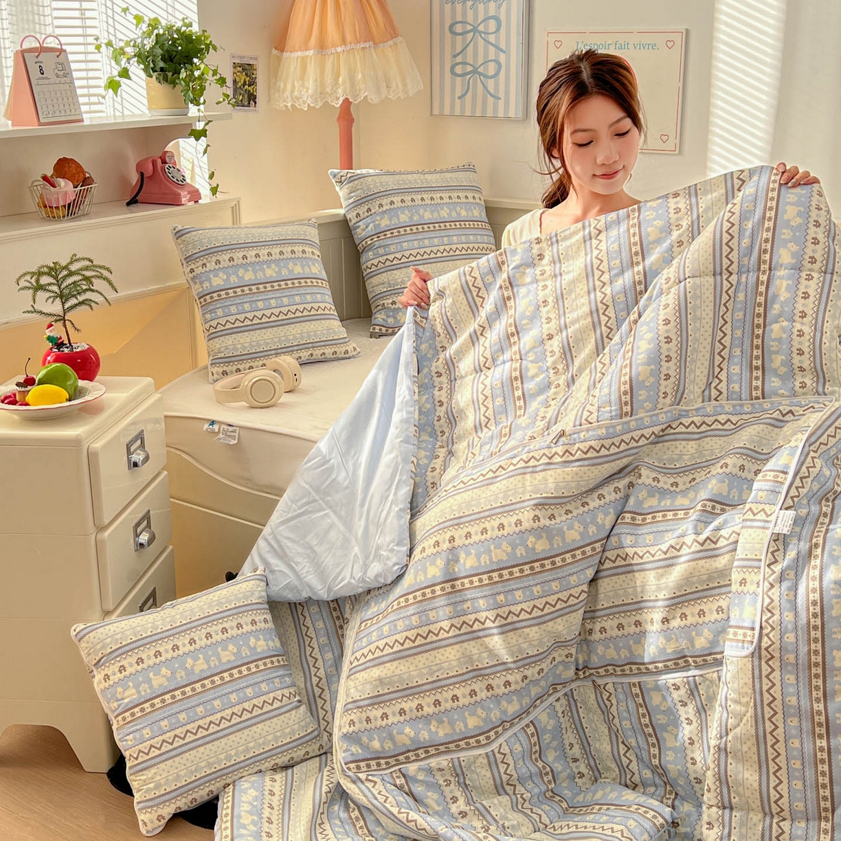 91家纺网 家纺一手货源 找家纺 番茄+ 2026新款全棉纯棉13070小清新卡通全棉系列抱枕被 费尔岛-西高地