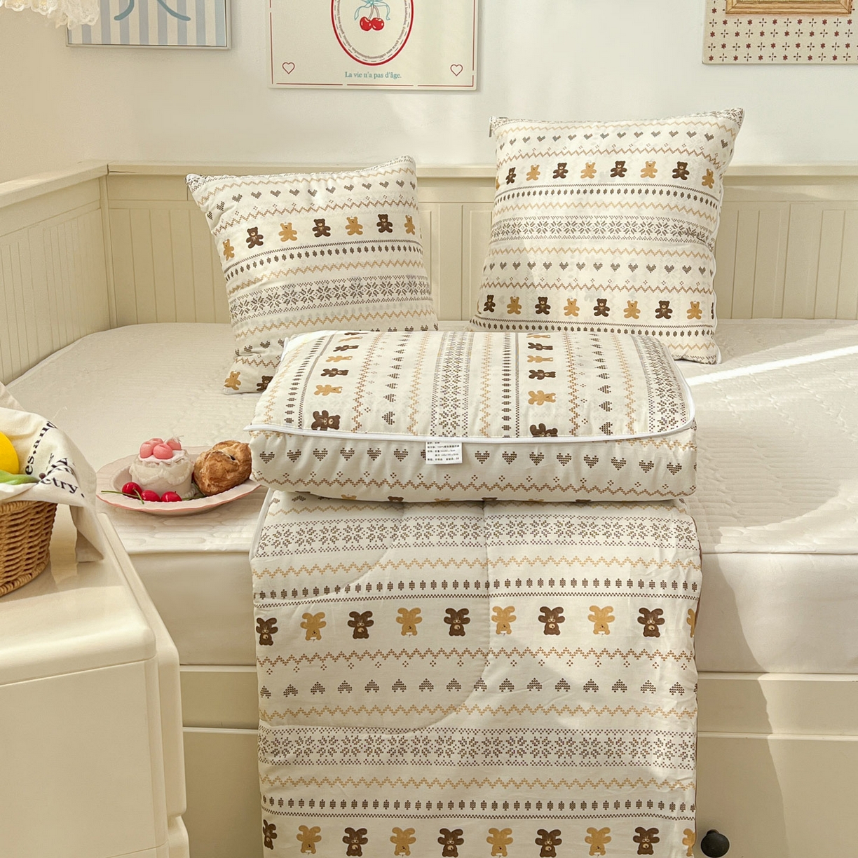 91家纺网 家纺一手货源 找家纺 番茄+ 2026新款全棉纯棉13070小清新卡通全棉系列抱枕被 费尔岛-焦糖小熊