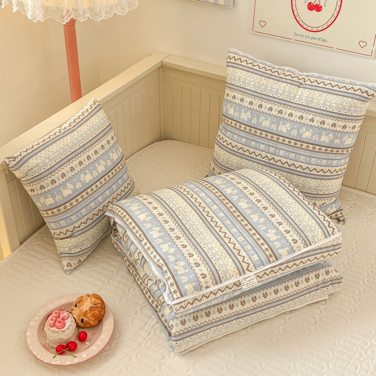 91家纺网 家纺一手货源 找家纺 番茄+ 2026新款全棉纯棉13070小清新卡通全棉系列抱枕被 费尔岛-西高地