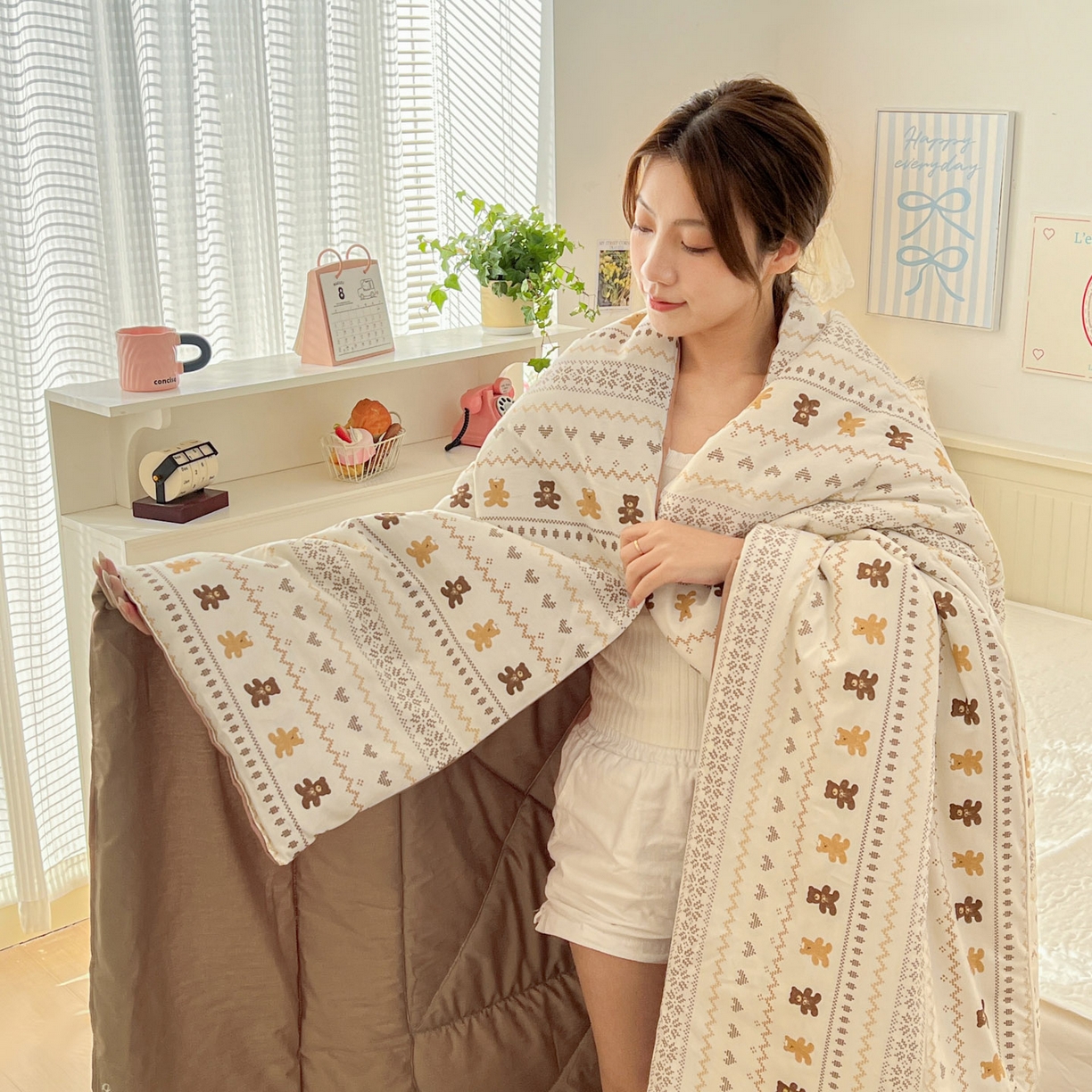 91家纺网 家纺一手货源 找家纺 番茄+ 2026新款全棉纯棉13070小清新卡通全棉系列抱枕被 费尔岛-焦糖小熊