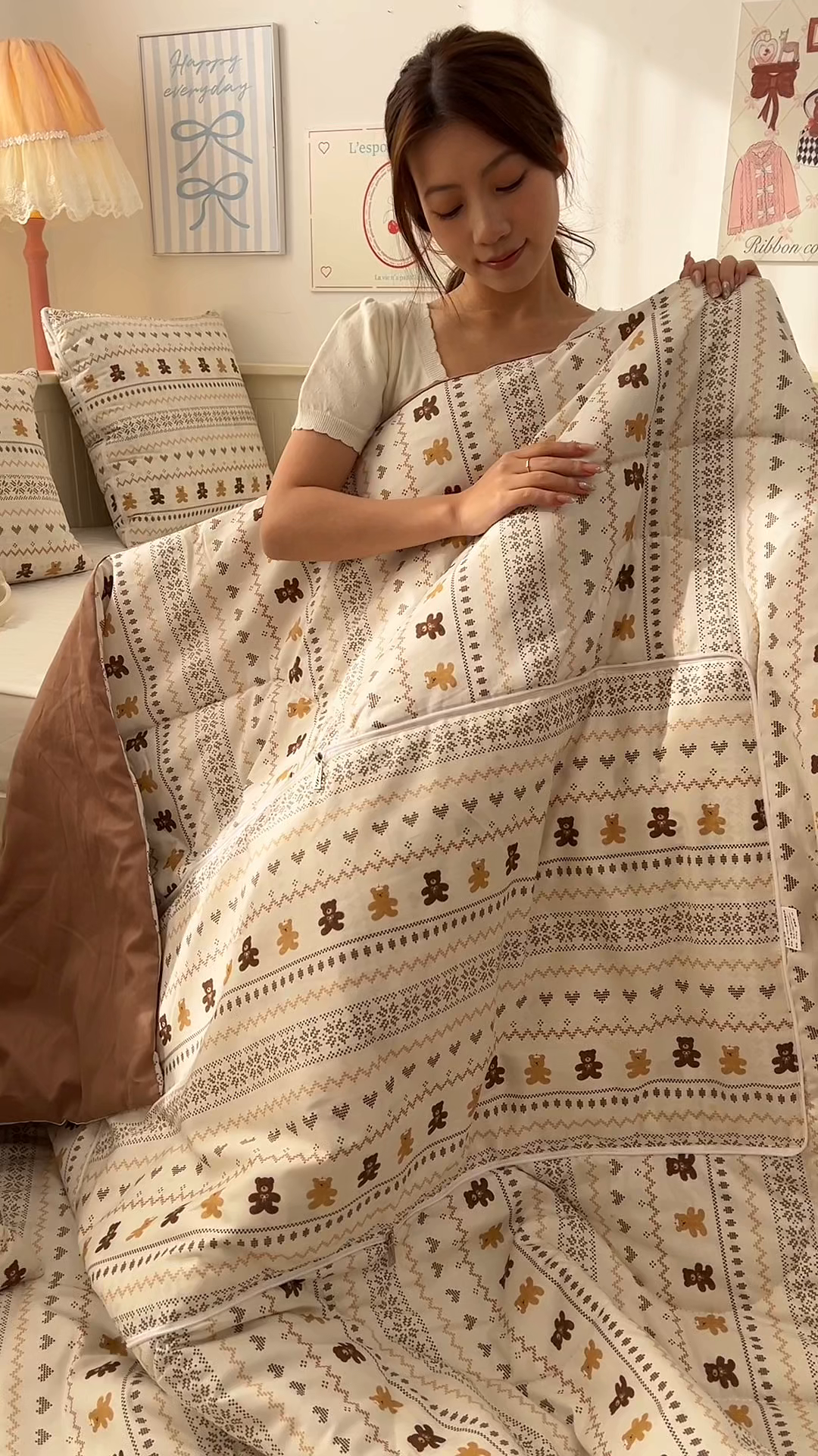 91家纺网 家纺一手货源 找家纺 番茄+ 2026新款全棉纯棉13070小清新卡通全棉系列抱枕被 费尔岛-焦糖小熊