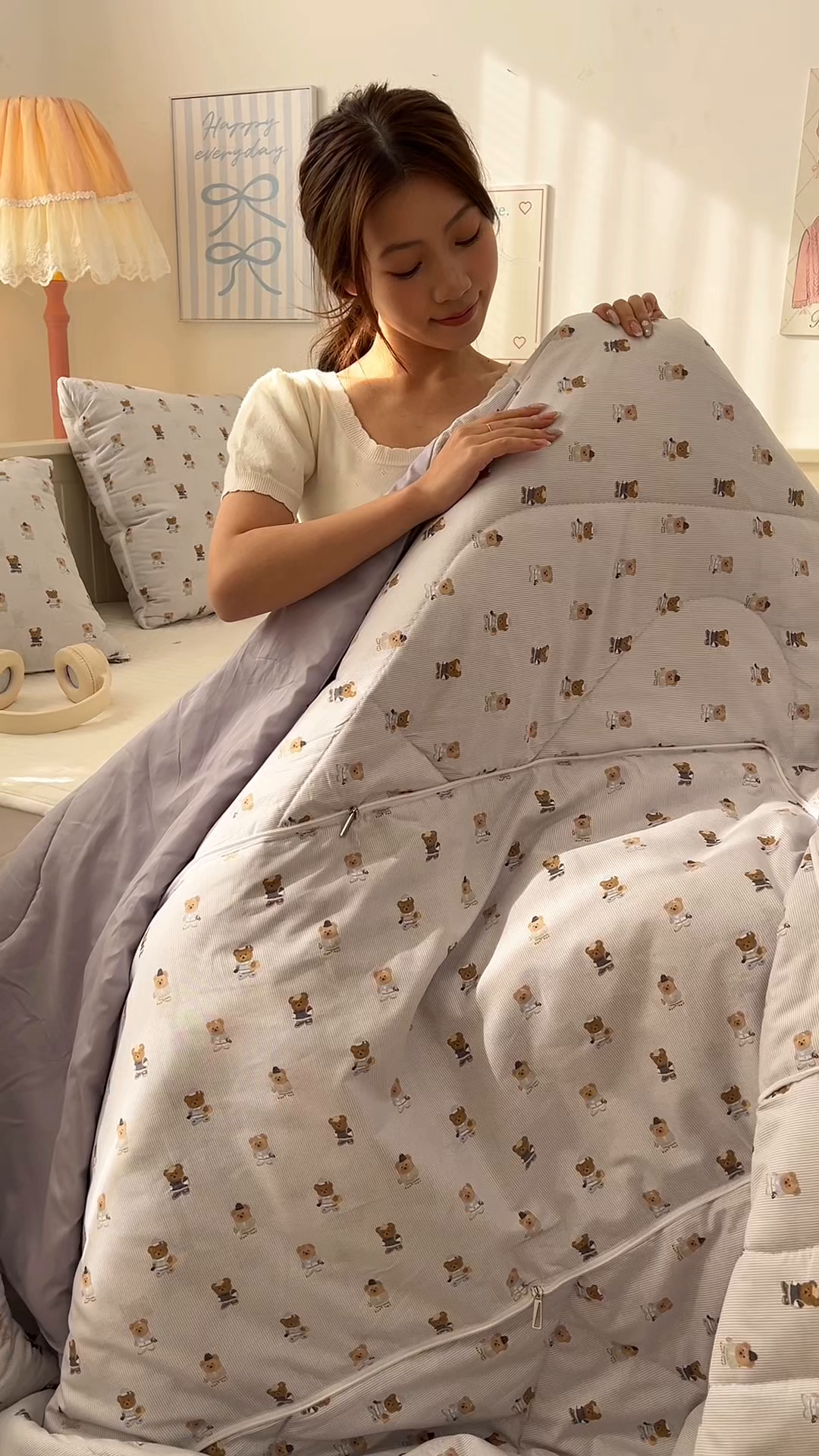 91家纺网 家纺一手货源 找家纺 番茄+ 2026新款全棉纯棉13070小清新卡通全棉系列抱枕被 幸运小熊