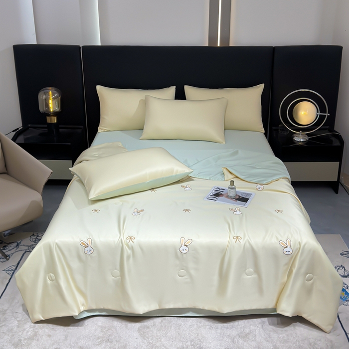 91家纺网 家纺一手货源 找家纺 憨豆家纺 2026新款水洗冰丝夏被四件套（升级抗菌棉）水洗真丝绣花系列夏凉被跨境外贸空调被 小兔-奶黄绿