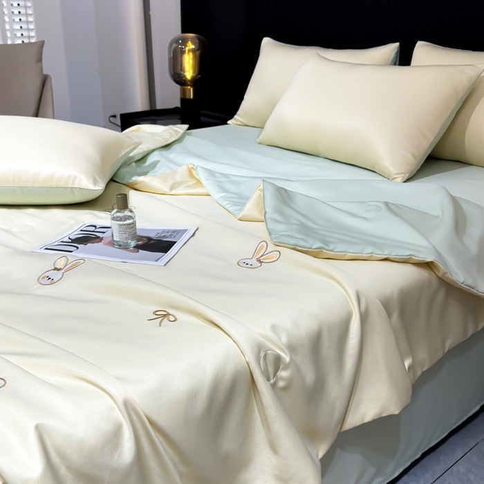 91家纺网 家纺一手货源 找家纺 憨豆家纺 2026新款水洗冰丝夏被四件套（升级抗菌棉）水洗真丝绣花系列夏凉被跨境外贸空调被 小兔-奶黄绿