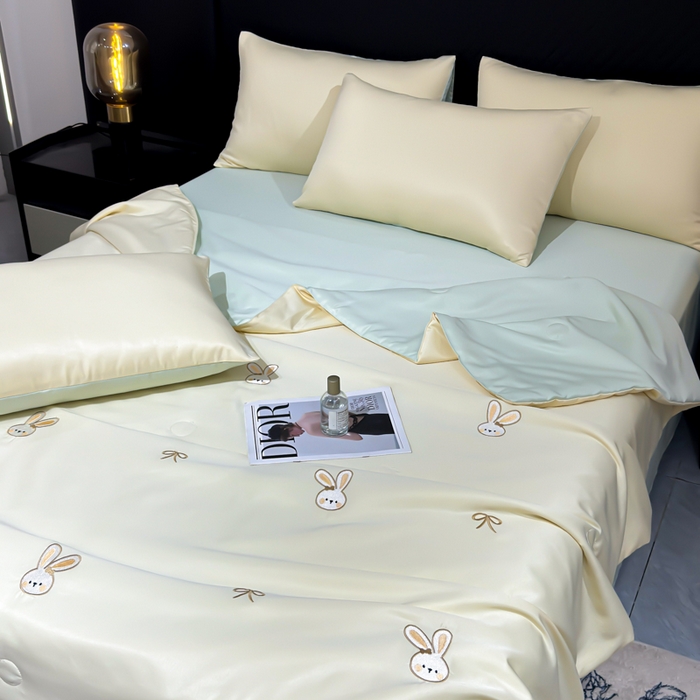 91家纺网 家纺一手货源 找家纺 憨豆家纺 2026新款水洗冰丝夏被四件套（升级抗菌棉）水洗真丝绣花系列夏凉被跨境外贸空调被 小兔-奶黄绿