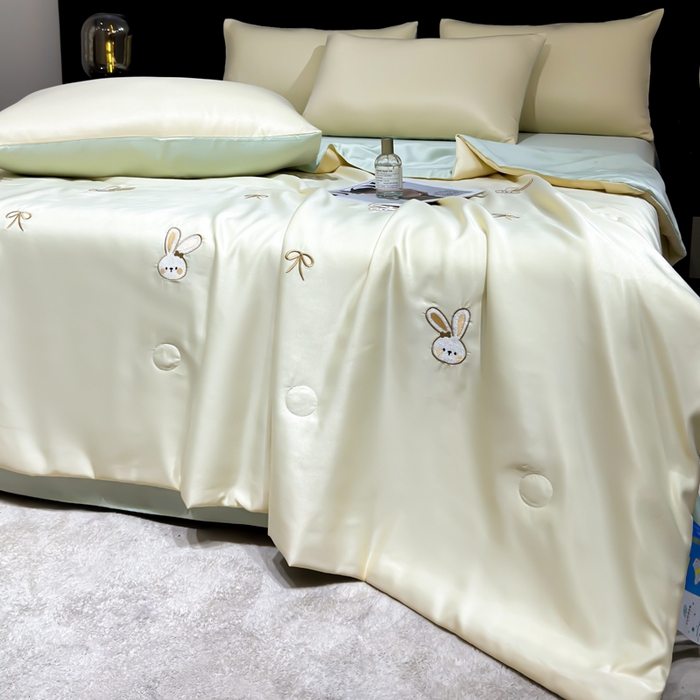 91家纺网 家纺一手货源 找家纺 憨豆家纺 2026新款水洗冰丝夏被四件套（升级抗菌棉）水洗真丝绣花系列夏凉被跨境外贸空调被 小兔-奶黄绿