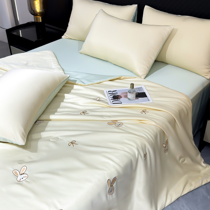 91家纺网 家纺一手货源 找家纺 憨豆家纺 2026新款水洗冰丝夏被四件套（升级抗菌棉）水洗真丝绣花系列夏凉被跨境外贸空调被 小兔-奶黄绿