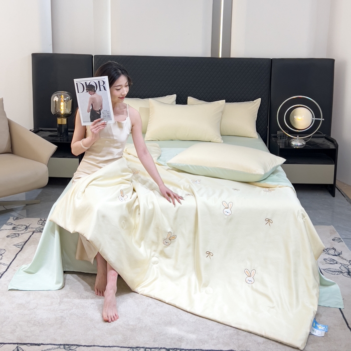91家纺网 家纺一手货源 找家纺 憨豆家纺 2026新款水洗冰丝夏被四件套（升级抗菌棉）水洗真丝绣花系列夏凉被跨境外贸空调被 小兔-奶黄绿