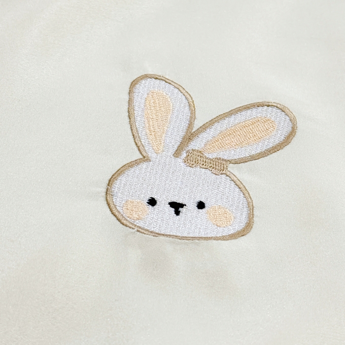 91家纺网 家纺一手货源 找家纺 憨豆家纺 2026新款水洗冰丝夏被四件套（升级抗菌棉）水洗真丝绣花系列夏凉被跨境外贸空调被 小兔-奶黄绿