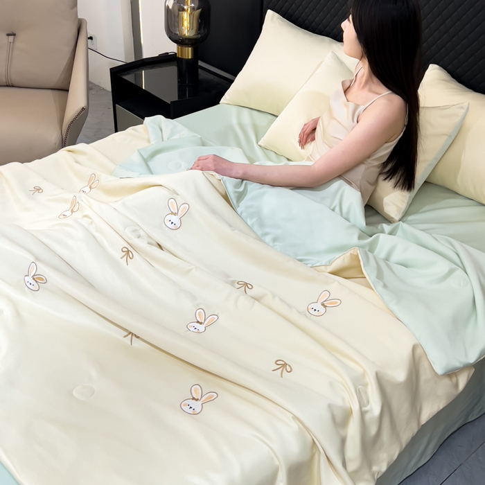 91家纺网 家纺一手货源 找家纺 憨豆家纺 2026新款水洗冰丝夏被四件套（升级抗菌棉）水洗真丝绣花系列夏凉被跨境外贸空调被 小兔-奶黄绿