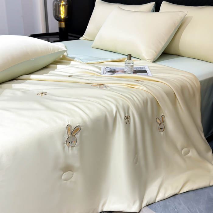 91家纺网 家纺一手货源 找家纺 憨豆家纺 2026新款水洗冰丝夏被四件套（升级抗菌棉）水洗真丝绣花系列夏凉被跨境外贸空调被 小兔-奶黄绿