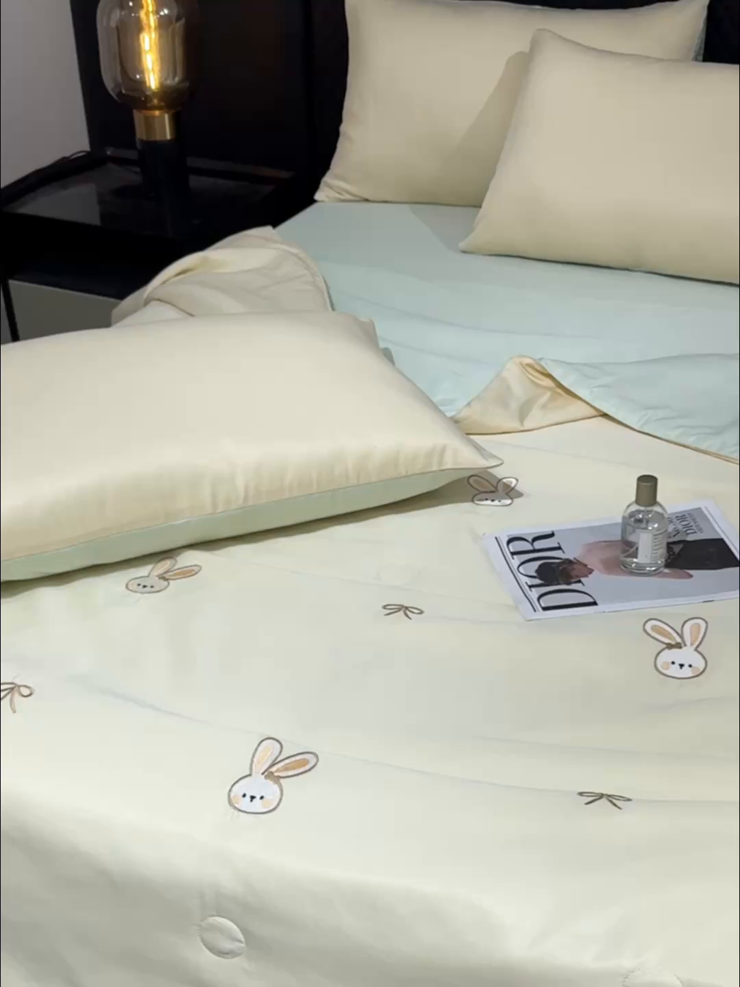 91家纺网 家纺一手货源 找家纺 憨豆家纺 2026新款水洗冰丝夏被四件套（升级抗菌棉）水洗真丝绣花系列夏凉被跨境外贸空调被 小兔-奶黄绿