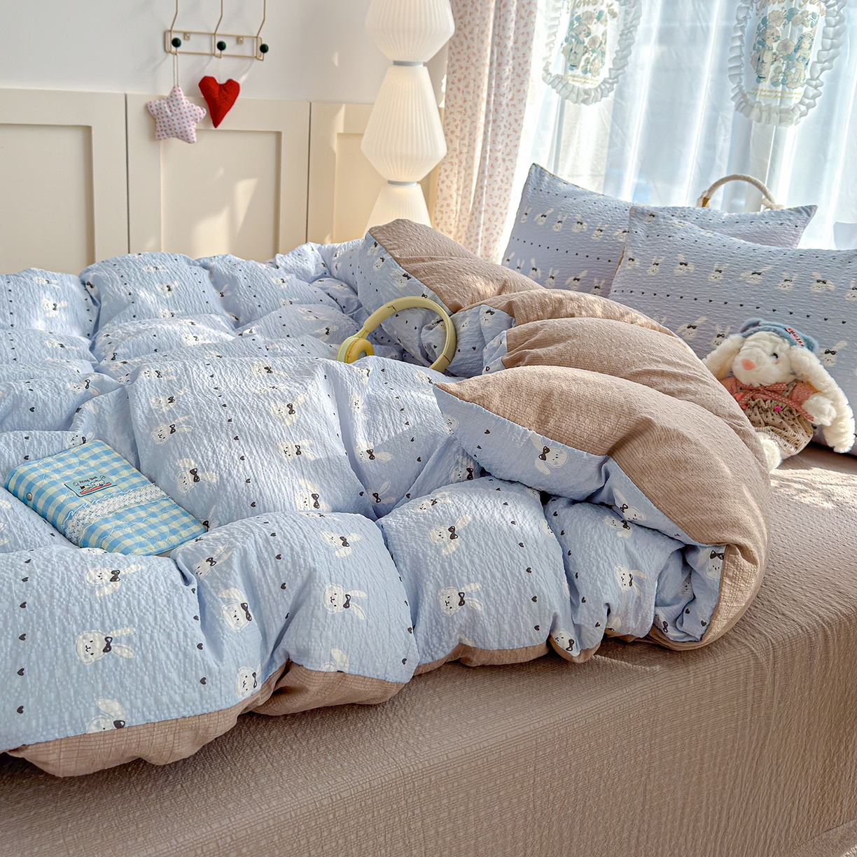 91家纺网 家纺一手货源 找家纺 竹合家纺 2026春夏新品高克重A类泡芙纱泡泡皱皱纱四件套 布丁小兔