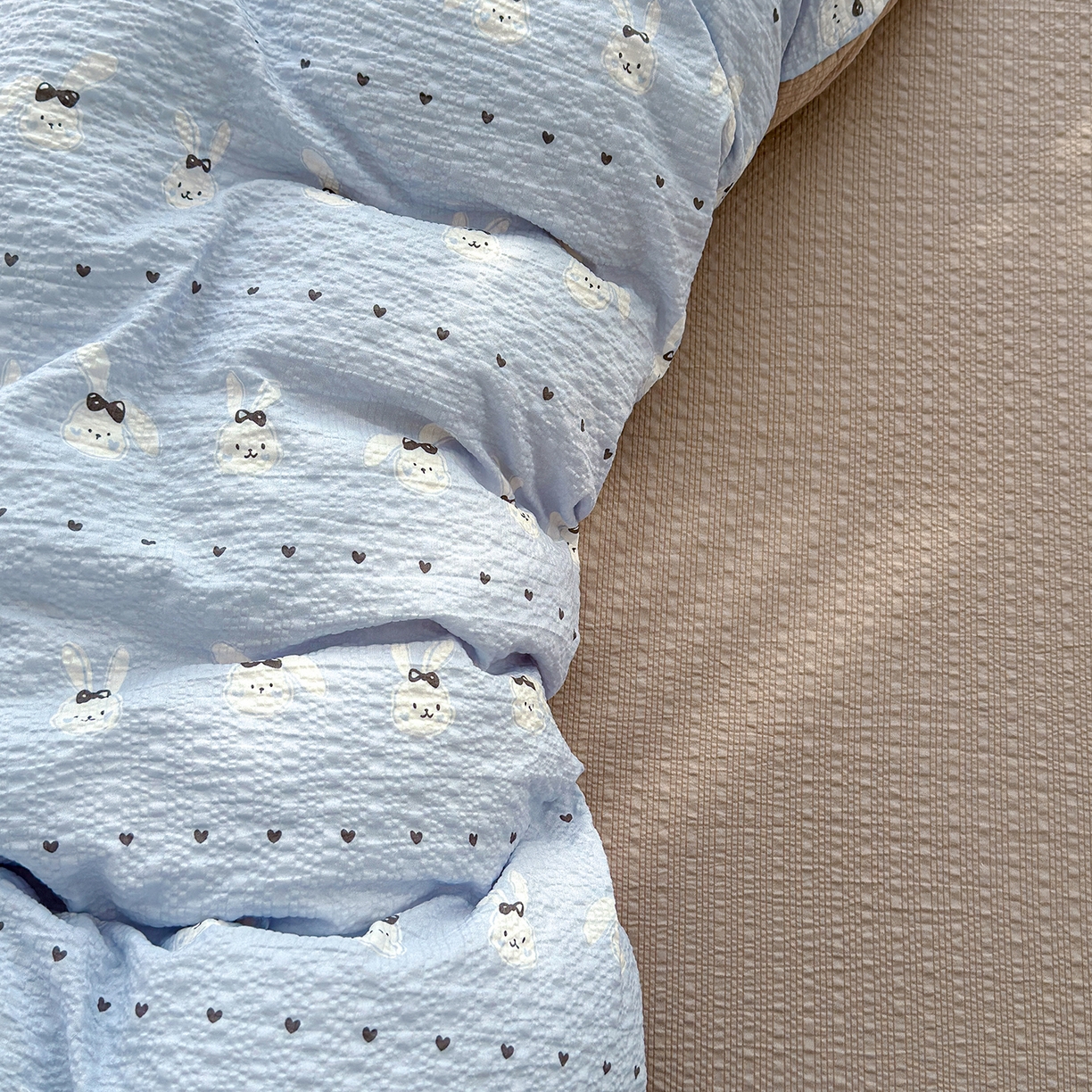 91家纺网 家纺一手货源 找家纺 竹合家纺 2026春夏新品高克重A类泡芙纱泡泡皱皱纱四件套 布丁小兔