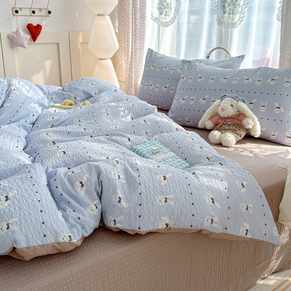 91家纺网 家纺一手货源 找家纺 竹合家纺 2026春夏新品高克重A类泡芙纱泡泡皱皱纱四件套 布丁小兔