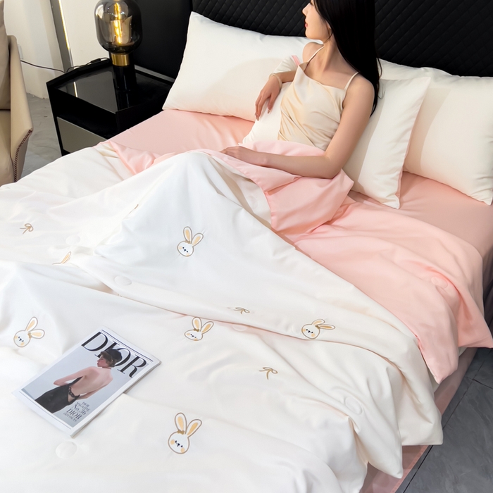 91家纺网 家纺一手货源 找家纺 憨豆家纺 2026新款水洗冰丝夏被四件套（升级抗菌棉）水洗真丝绣花系列夏凉被跨境外贸空调被 小兔-奶白粉