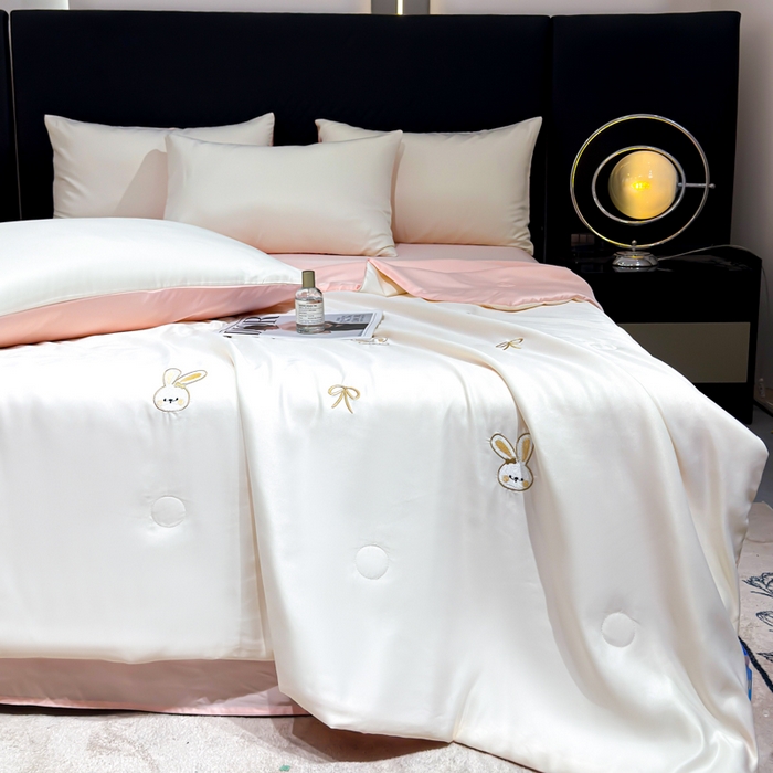 91家纺网 家纺一手货源 找家纺 憨豆家纺 2026新款水洗冰丝夏被四件套（升级抗菌棉）水洗真丝绣花系列夏凉被跨境外贸空调被 小兔-奶白粉