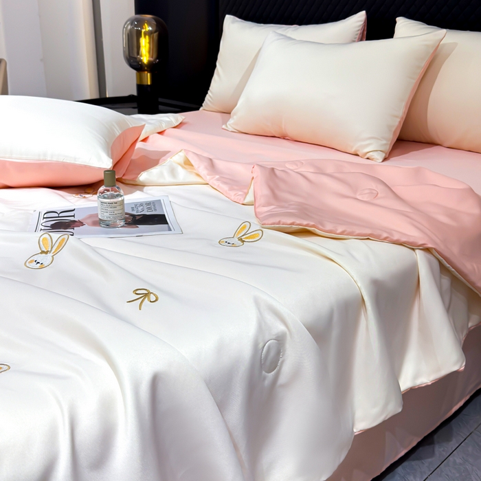 91家纺网 家纺一手货源 找家纺 憨豆家纺 2026新款水洗冰丝夏被四件套（升级抗菌棉）水洗真丝绣花系列夏凉被跨境外贸空调被 小兔-奶白粉