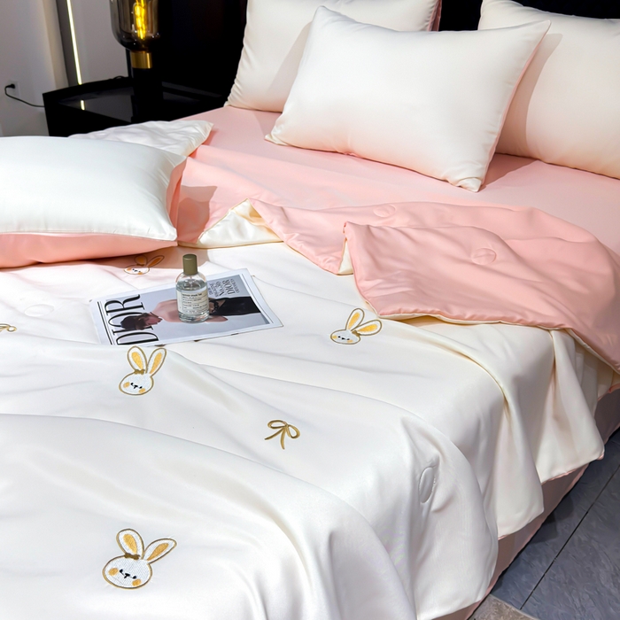 91家纺网 家纺一手货源 找家纺 憨豆家纺 2026新款水洗冰丝夏被四件套（升级抗菌棉）水洗真丝绣花系列夏凉被跨境外贸空调被 小兔-奶白粉