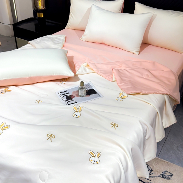 91家纺网 家纺一手货源 找家纺 憨豆家纺 2026新款水洗冰丝夏被四件套（升级抗菌棉）水洗真丝绣花系列夏凉被跨境外贸空调被 小兔-奶白粉