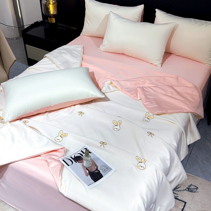 91家纺网 家纺一手货源 找家纺 憨豆家纺 2026新款水洗冰丝夏被四件套（升级抗菌棉）水洗真丝绣花系列夏凉被跨境外贸空调被 小兔-奶白粉