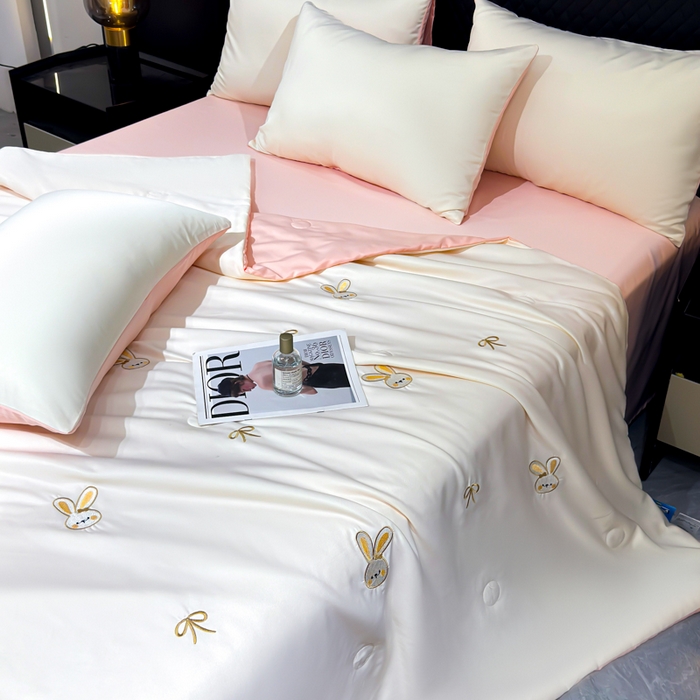 91家纺网 家纺一手货源 找家纺 憨豆家纺 2026新款水洗冰丝夏被四件套（升级抗菌棉）水洗真丝绣花系列夏凉被跨境外贸空调被 小兔-奶白粉