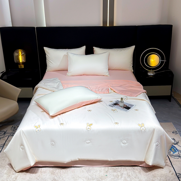 91家纺网 家纺一手货源 找家纺 憨豆家纺 2026新款水洗冰丝夏被四件套（升级抗菌棉）水洗真丝绣花系列夏凉被跨境外贸空调被 小兔-奶白粉