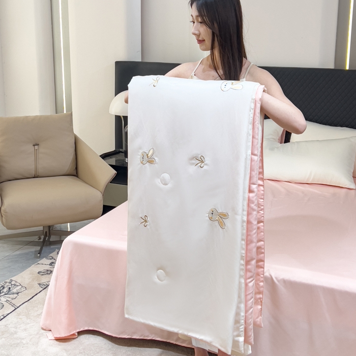 91家纺网 家纺一手货源 找家纺 憨豆家纺 2026新款水洗冰丝夏被四件套（升级抗菌棉）水洗真丝绣花系列夏凉被跨境外贸空调被 小兔-奶白粉