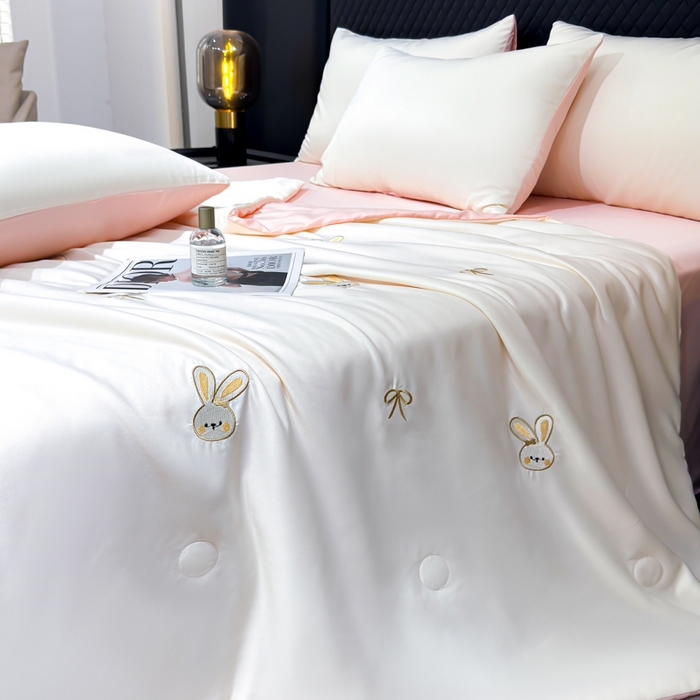 91家纺网 家纺一手货源 找家纺 憨豆家纺 2026新款水洗冰丝夏被四件套（升级抗菌棉）水洗真丝绣花系列夏凉被跨境外贸空调被 小兔-奶白粉