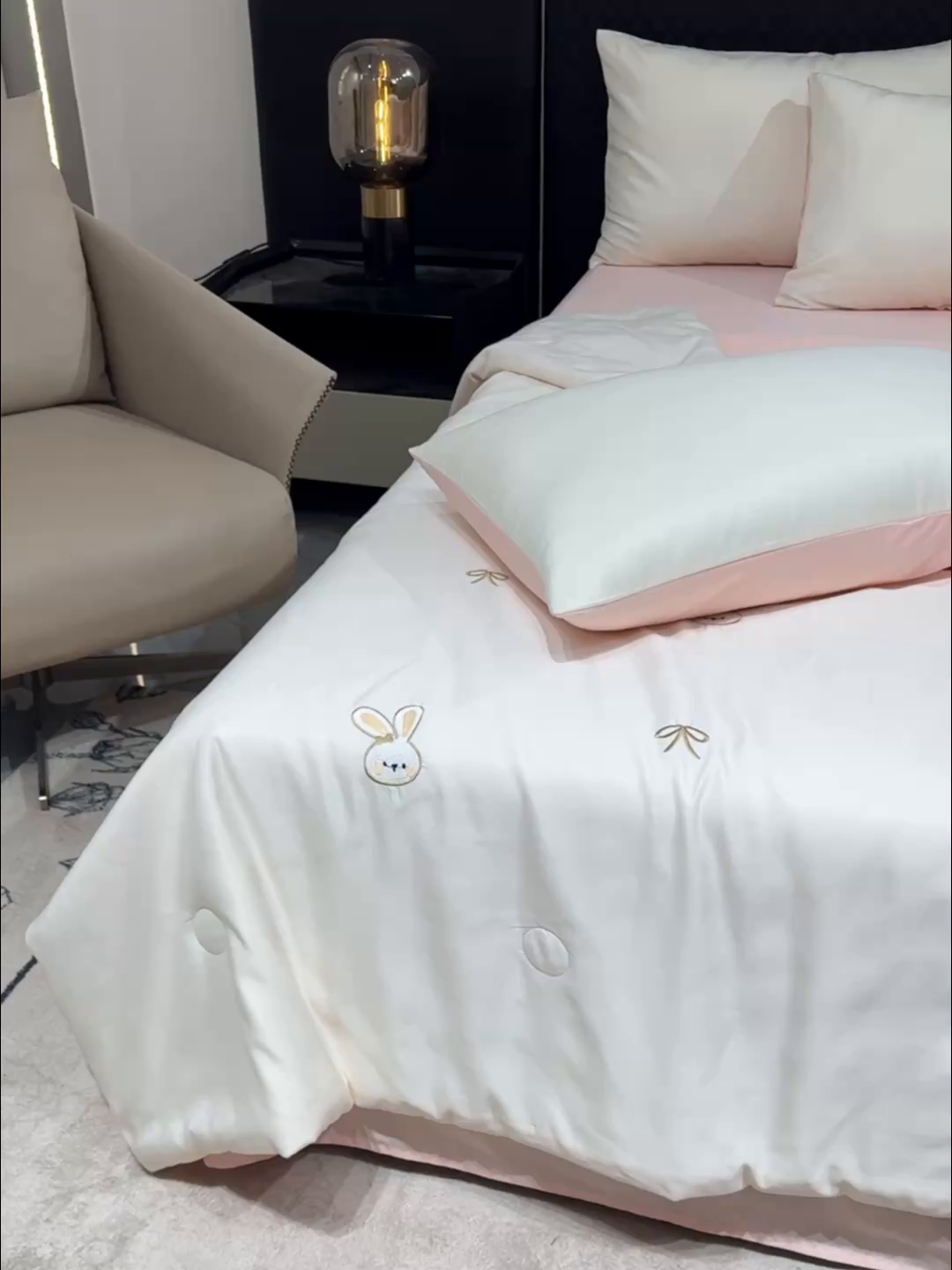 91家纺网 家纺一手货源 找家纺 憨豆家纺 2026新款水洗冰丝夏被四件套（升级抗菌棉）水洗真丝绣花系列夏凉被跨境外贸空调被 小兔-奶白粉
