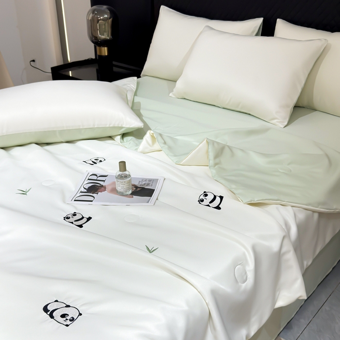 91家纺网 家纺一手货源 找家纺 憨豆家纺 2026新款水洗冰丝夏被四件套（升级抗菌棉）水洗真丝绣花系列夏凉被跨境外贸空调被 小熊猫-奶白绿