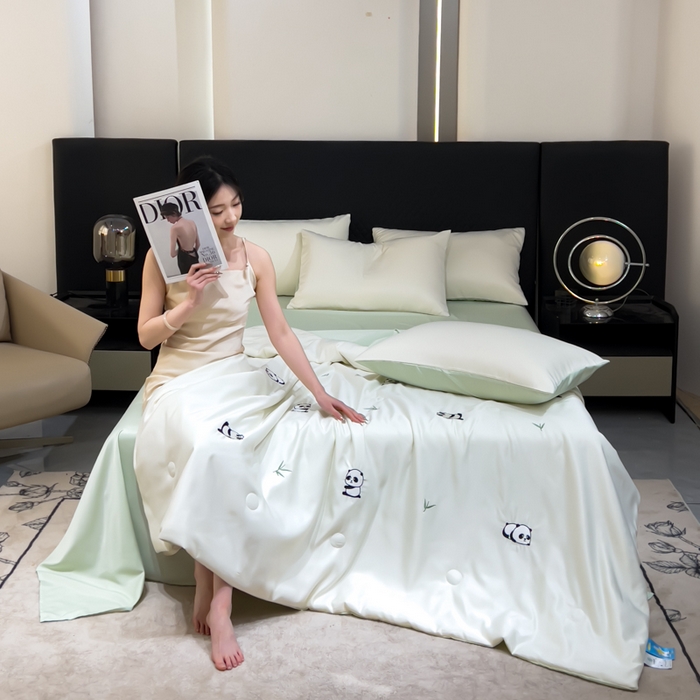 91家纺网 家纺一手货源 找家纺 憨豆家纺 2026新款水洗冰丝夏被四件套（升级抗菌棉）水洗真丝绣花系列夏凉被跨境外贸空调被 小熊猫-奶白绿
