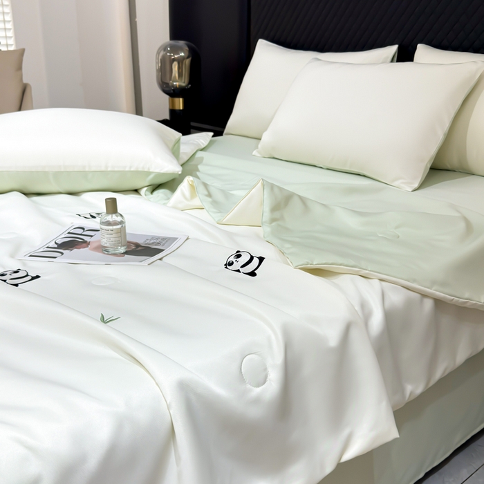 91家纺网 家纺一手货源 找家纺 憨豆家纺 2026新款水洗冰丝夏被四件套（升级抗菌棉）水洗真丝绣花系列夏凉被跨境外贸空调被 小熊猫-奶白绿