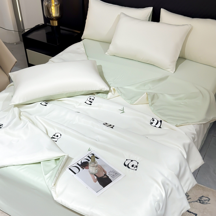 91家纺网 家纺一手货源 找家纺 憨豆家纺 2026新款水洗冰丝夏被四件套（升级抗菌棉）水洗真丝绣花系列夏凉被跨境外贸空调被 小熊猫-奶白绿