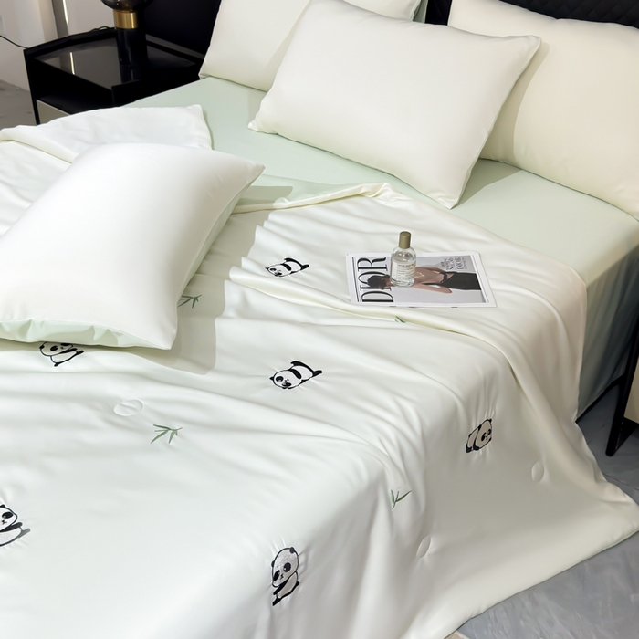 91家纺网 家纺一手货源 找家纺 憨豆家纺 2026新款水洗冰丝夏被四件套（升级抗菌棉）水洗真丝绣花系列夏凉被跨境外贸空调被 小熊猫-奶白绿