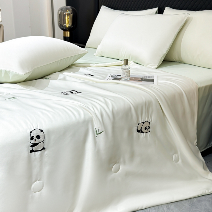 91家纺网 家纺一手货源 找家纺 憨豆家纺 2026新款水洗冰丝夏被四件套（升级抗菌棉）水洗真丝绣花系列夏凉被跨境外贸空调被 小熊猫-奶白绿