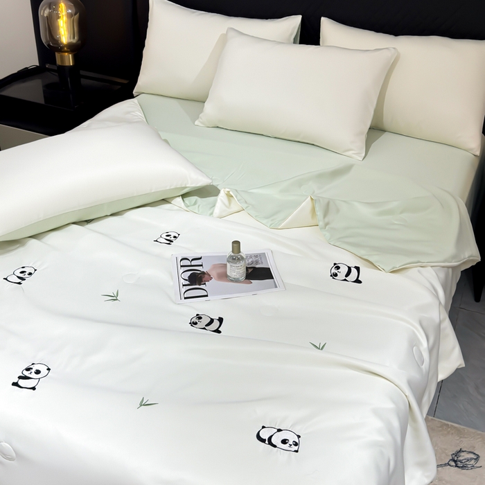 91家纺网 家纺一手货源 找家纺 憨豆家纺 2026新款水洗冰丝夏被四件套（升级抗菌棉）水洗真丝绣花系列夏凉被跨境外贸空调被 小熊猫-奶白绿