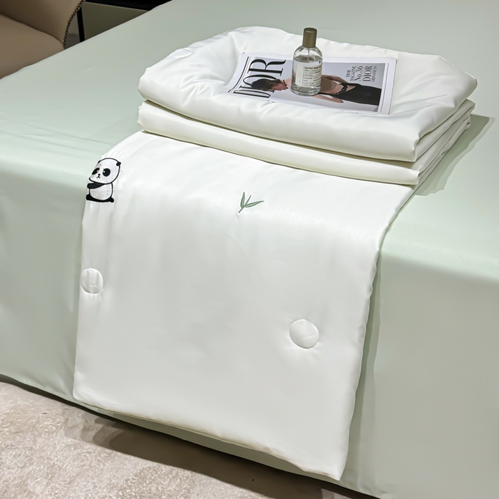 91家纺网 家纺一手货源 找家纺 憨豆家纺 2026新款水洗冰丝夏被四件套（升级抗菌棉）水洗真丝绣花系列夏凉被跨境外贸空调被 小熊猫-奶白绿