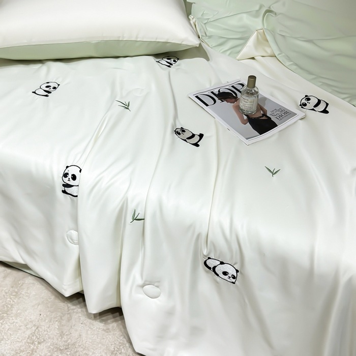 91家纺网 家纺一手货源 找家纺 憨豆家纺 2026新款水洗冰丝夏被四件套（升级抗菌棉）水洗真丝绣花系列夏凉被跨境外贸空调被 小熊猫-奶白绿