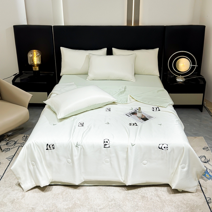 91家纺网 家纺一手货源 找家纺 憨豆家纺 2026新款水洗冰丝夏被四件套（升级抗菌棉）水洗真丝绣花系列夏凉被跨境外贸空调被 小熊猫-奶白绿