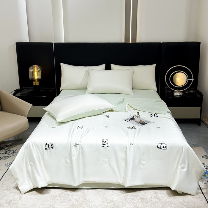 91家纺网 家纺一手货源 找家纺 憨豆家纺 2026新款水洗冰丝夏被四件套（升级抗菌棉）水洗真丝绣花系列夏凉被跨境外贸空调被 小熊猫-奶白绿