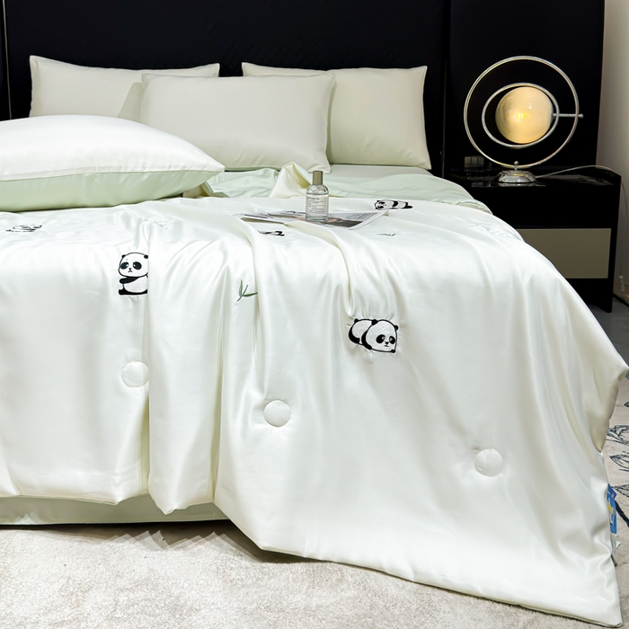 91家纺网 家纺一手货源 找家纺 憨豆家纺 2026新款水洗冰丝夏被四件套（升级抗菌棉）水洗真丝绣花系列夏凉被跨境外贸空调被 小熊猫-奶白绿