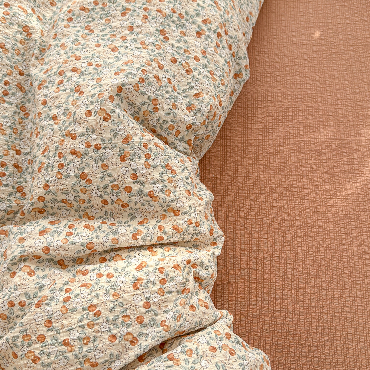 91家纺网 家纺一手货源 找家纺 竹合家纺 2026春夏新品高克重A类泡芙纱泡泡皱皱纱四件套 桔果