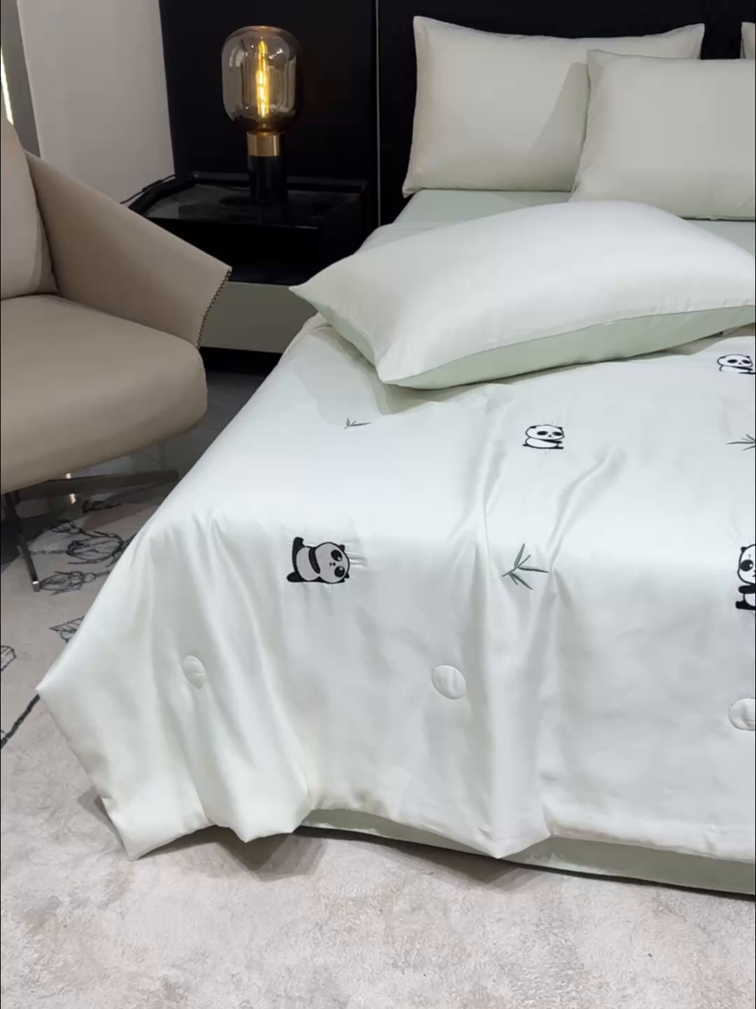 91家纺网 家纺一手货源 找家纺 憨豆家纺 2026新款水洗冰丝夏被四件套（升级抗菌棉）水洗真丝绣花系列夏凉被跨境外贸空调被 小熊猫-奶白绿