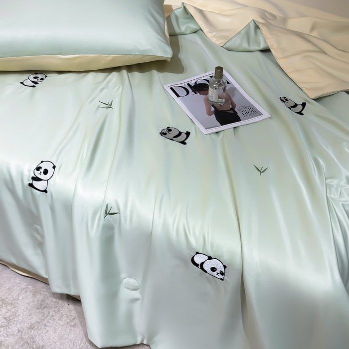 91家纺网 家纺一手货源 找家纺 憨豆家纺 2026新款水洗冰丝夏被四件套（升级抗菌棉）水洗真丝绣花系列夏凉被跨境外贸空调被 小熊猫-水果奶黄