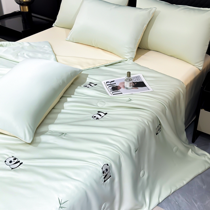 91家纺网 家纺一手货源 找家纺 憨豆家纺 2026新款水洗冰丝夏被四件套（升级抗菌棉）水洗真丝绣花系列夏凉被跨境外贸空调被 小熊猫-水果奶黄