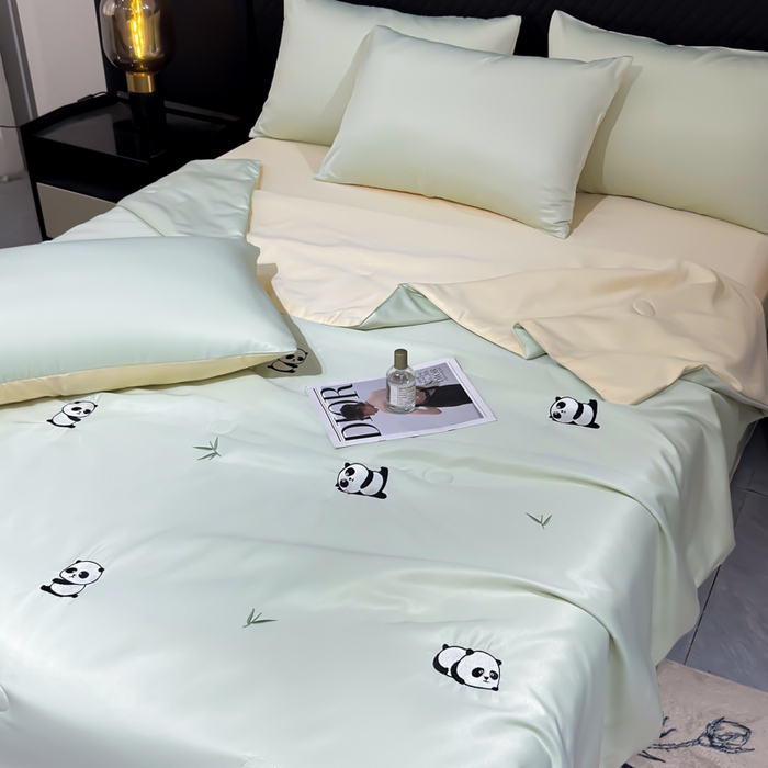 91家纺网 家纺一手货源 找家纺 憨豆家纺 2026新款水洗冰丝夏被四件套（升级抗菌棉）水洗真丝绣花系列夏凉被跨境外贸空调被 小熊猫-水果奶黄